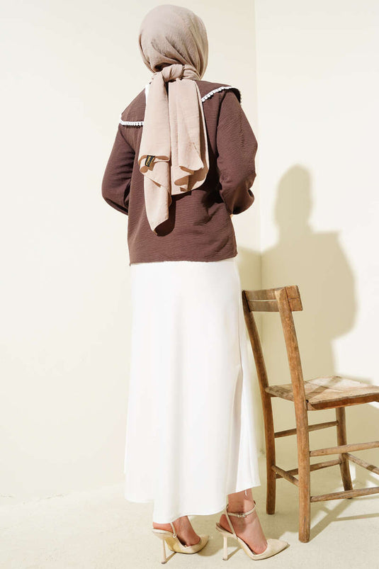 قميص قصير بني اللون بياقة بحار مزينة بالدانتيل