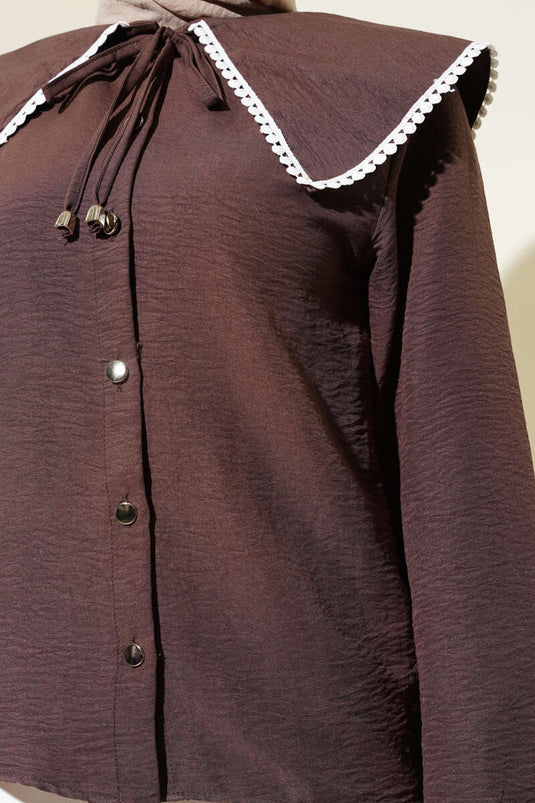 قميص قصير بني اللون بياقة بحار مزينة بالدانتيل