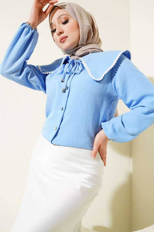 قميص قصير بياقة بحار مزينة بالدانتيل باللون الأزرق