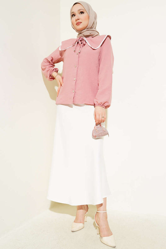 قميص قصير بياقة بحار مزينة بالدانتيل بلون البودرة