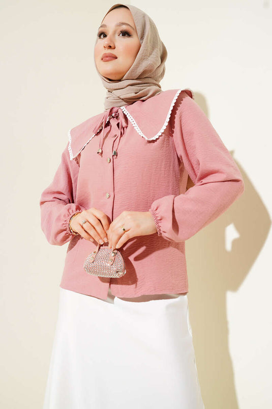 قميص قصير بياقة بحار مزينة بالدانتيل بلون البودرة