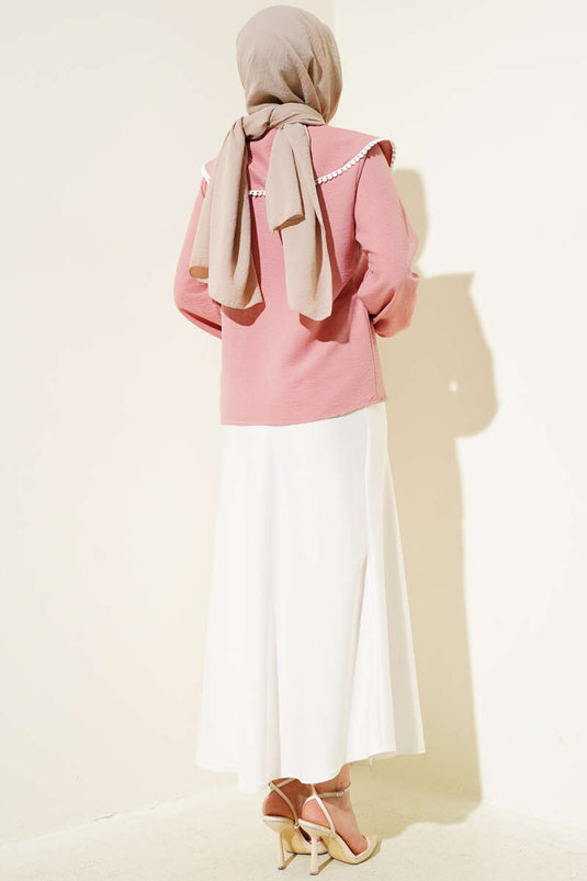 قميص قصير بياقة بحار مزينة بالدانتيل بلون البودرة