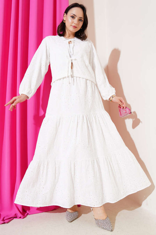 بدلة من قطعتين باللون البيج الفاتح مع تنورة من الدانتيل