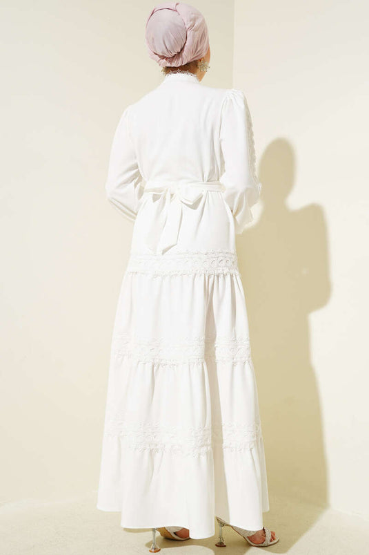 فستان أبيض من الدانتيل وأزرار أمامية