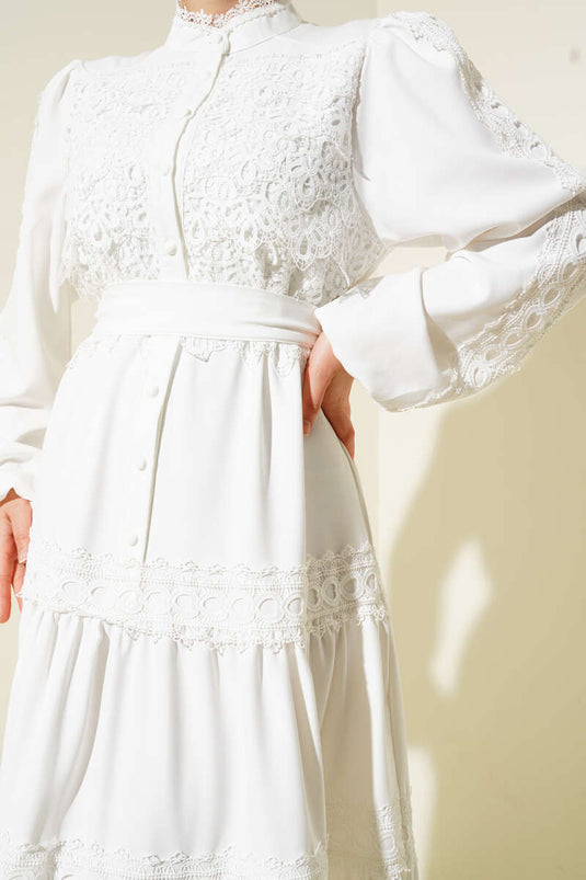 فستان أبيض من الدانتيل وأزرار أمامية