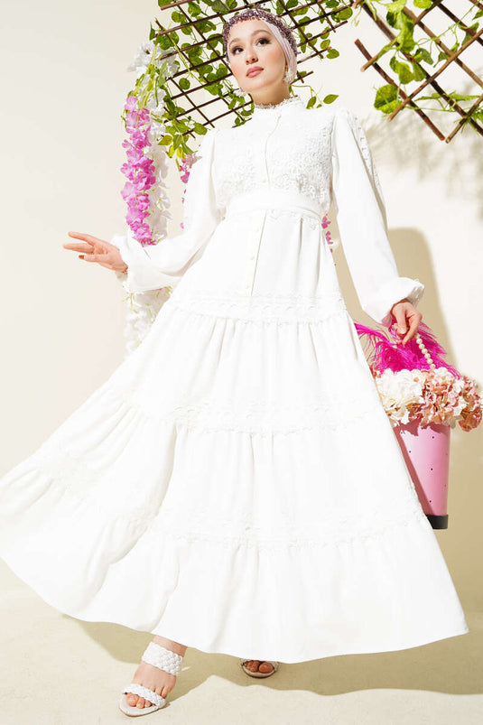 فستان أبيض من الدانتيل وأزرار أمامية