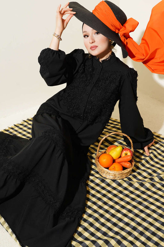 فستان أسود من الدانتيل وأزرار أمامية