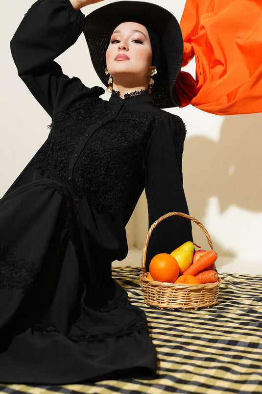 فستان أسود من الدانتيل وأزرار أمامية