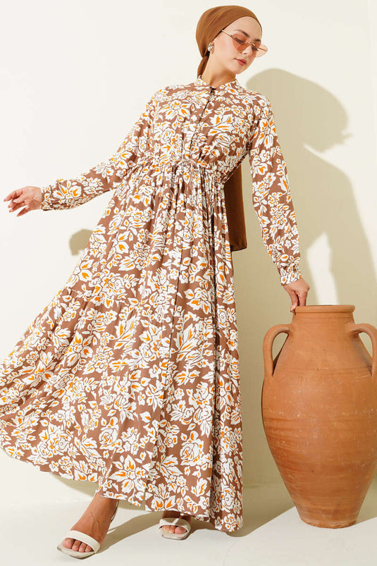 فستان بني اللون، بياقة صينية ونقشة على شكل نفق عند الخصر