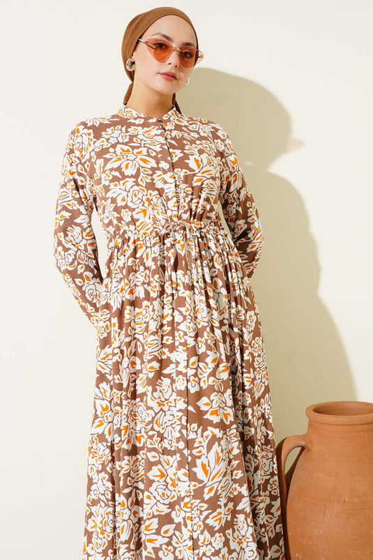 فستان بني اللون، بياقة صينية ونقشة على شكل نفق عند الخصر