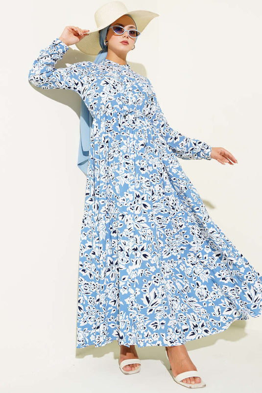 فستان أزرق بنقشة مميزة، بياقة صينية وحزام خصر مرتفع.