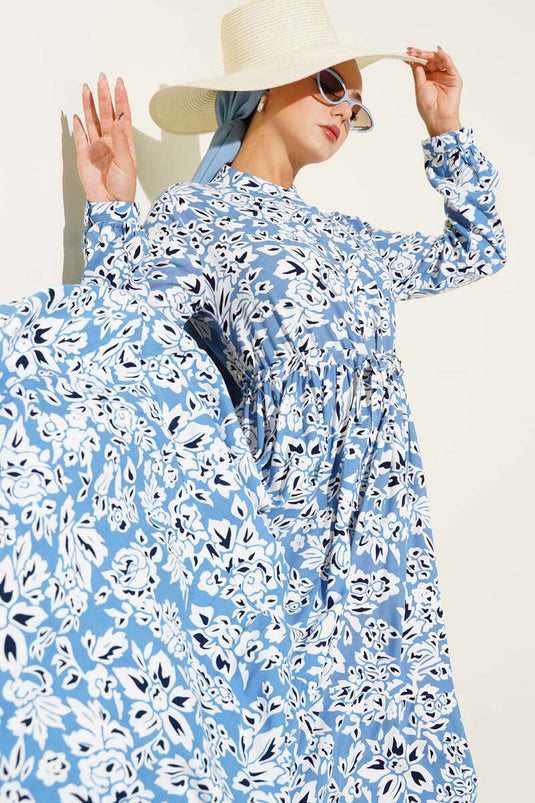 فستان أزرق بنقشة مميزة، بياقة صينية وحزام خصر مرتفع.