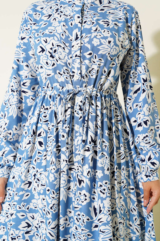 فستان أزرق بنقشة مميزة، بياقة صينية وحزام خصر مرتفع.