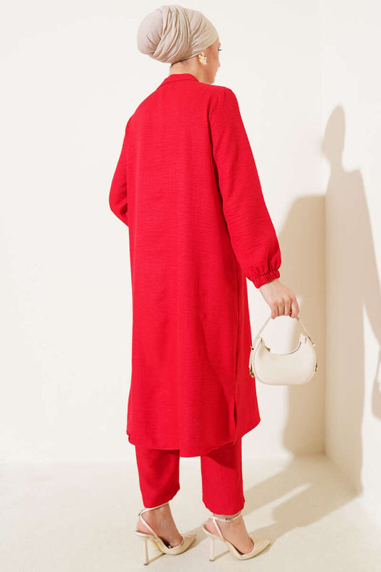 بدلة حمراء ذات أزرار مزدوجة الصدر