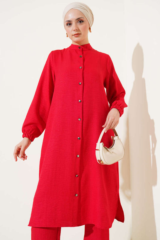 بدلة حمراء ذات أزرار مزدوجة الصدر