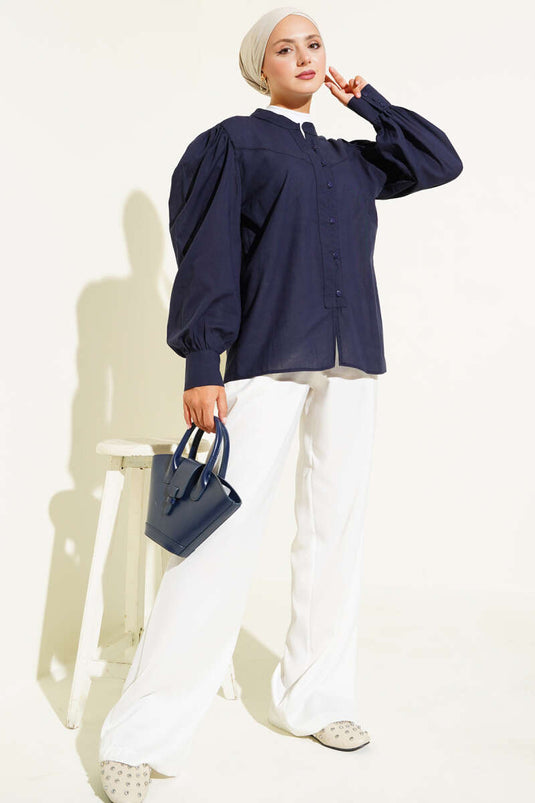 قميص بريطاني بأزرار باللون الأزرق الداكن