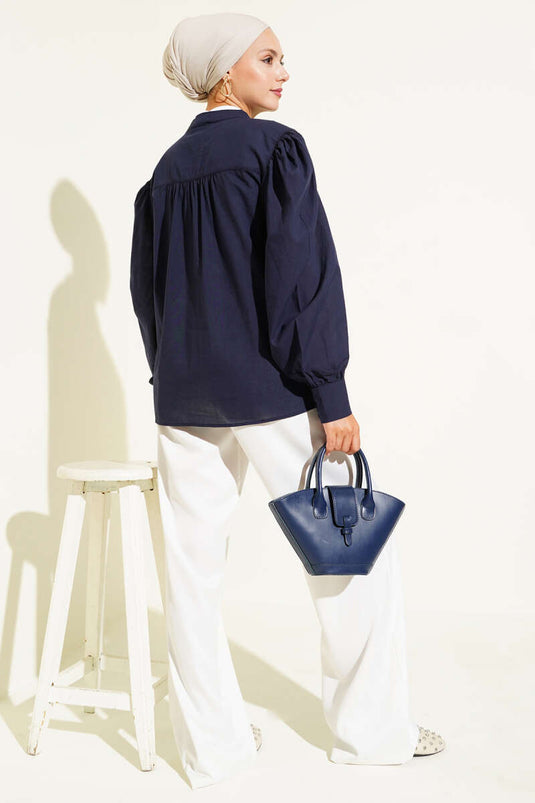 قميص بريطاني بأزرار باللون الأزرق الداكن