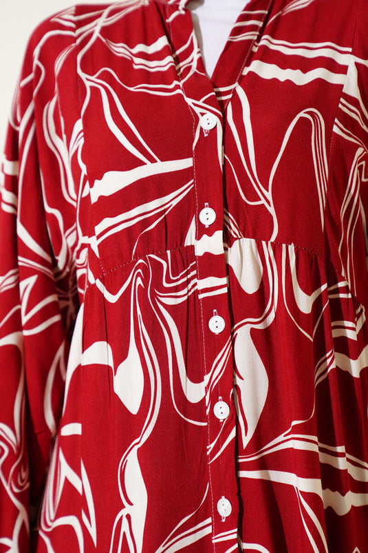 فستان بورجوندي بتفاصيل نقشة ياقة القاضي