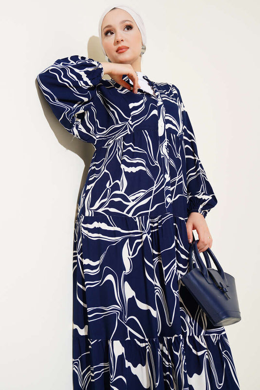 فستان أزرق داكن مع ياقة قاضية وتفاصيل منقوشة