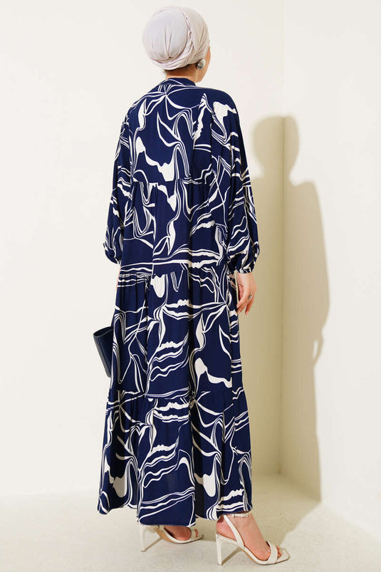 فستان أزرق داكن مع ياقة قاضية وتفاصيل منقوشة