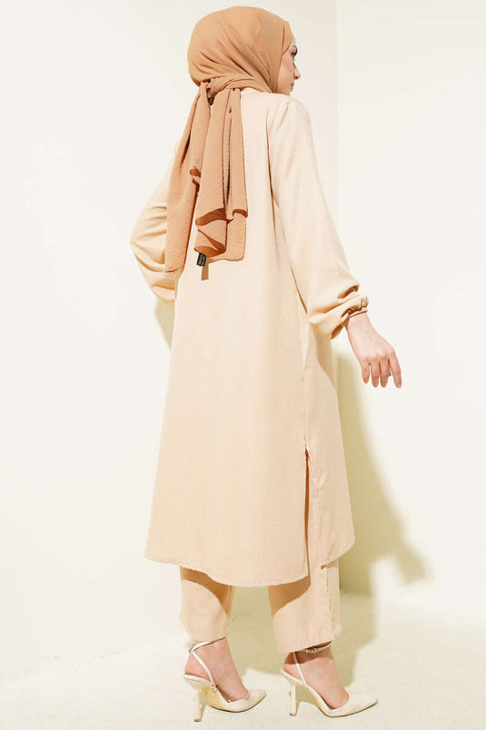 بدلة مزدوجة الصدر بأزرار بلون الجمل