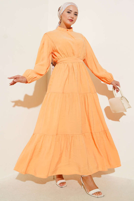 Robe longue orange à col grand-père et boutons cachés