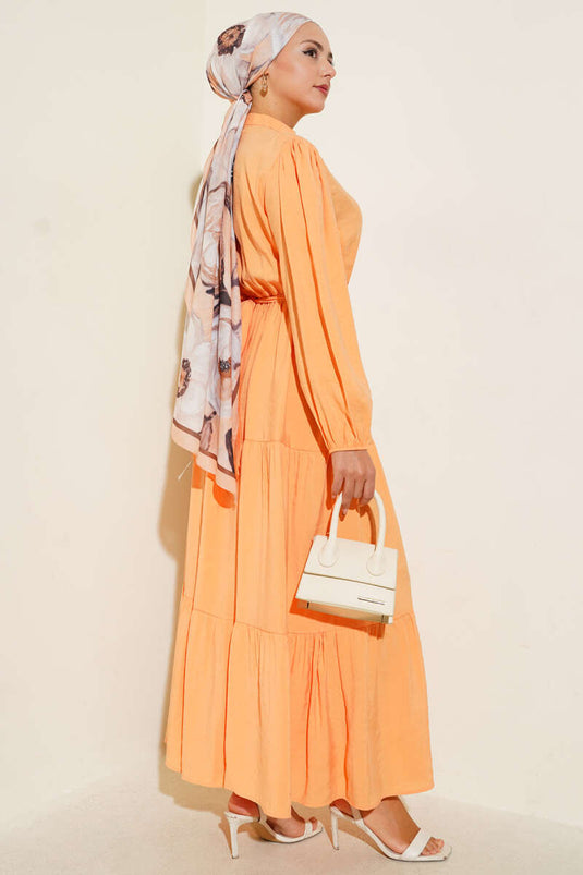 Robe longue orange à col grand-père et boutons cachés