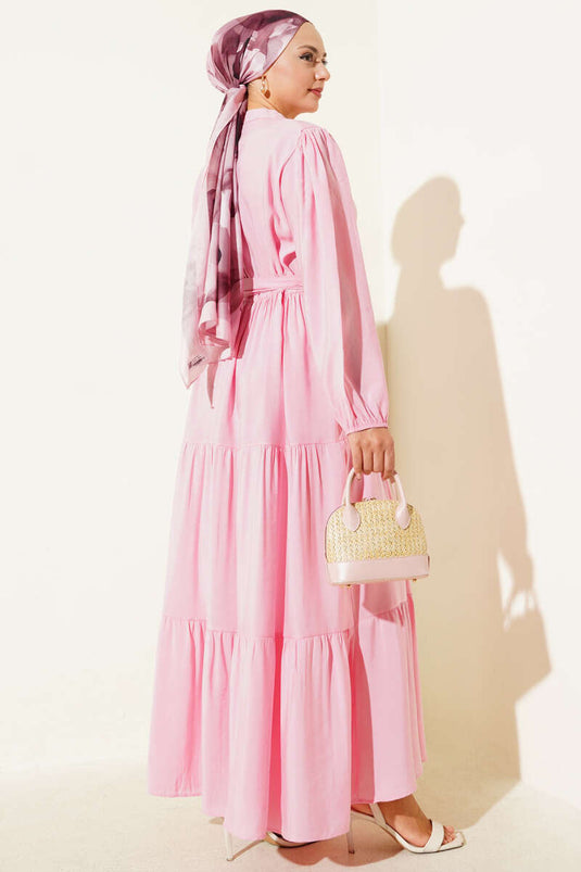 Robe longue rose à col grand-père et boutons cachés