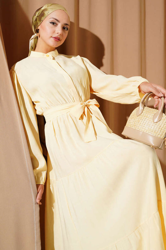 Robe longue jaune à col grand-père et boutons cachés