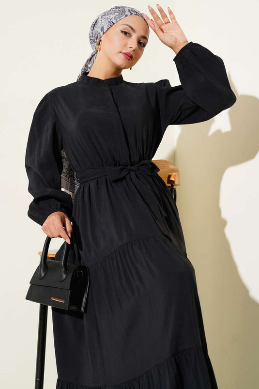 Robe longue noire à col grand-père et boutons cachés
