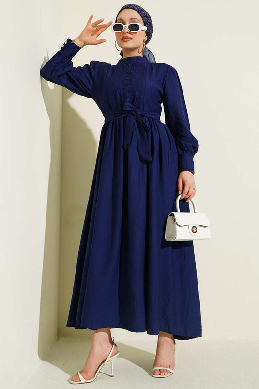Robe Hakim à col guipure avec ceinture bleu marine