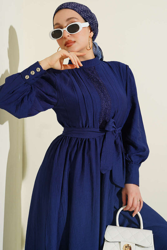 Robe Hakim à col guipure avec ceinture bleu marine