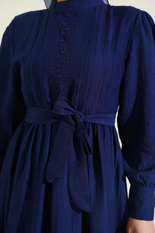 Robe Hakim à col guipure avec ceinture bleu marine
