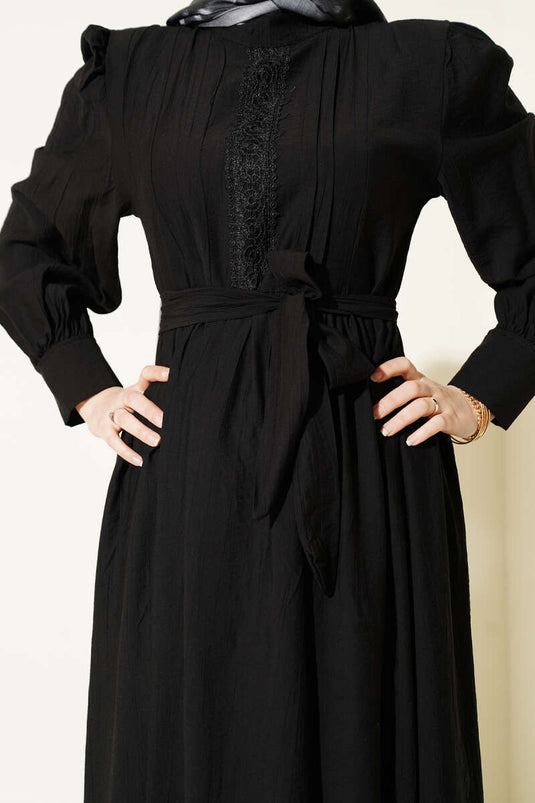 Robe noire Hakim Yaka avec ceinture et dentelle guipure