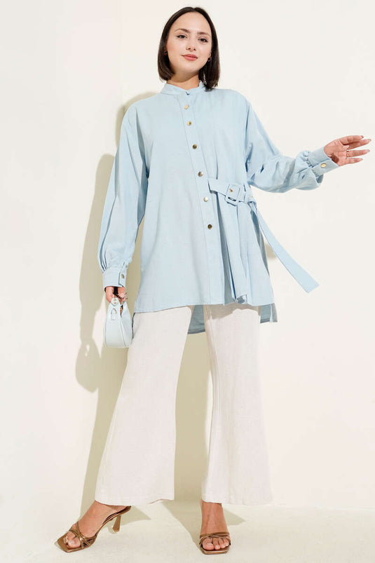 Tunique bleue détaillée avec ceinture et col de juge