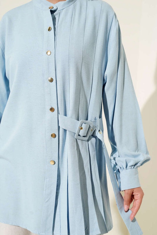 Tunique bleue détaillée avec ceinture et col de juge