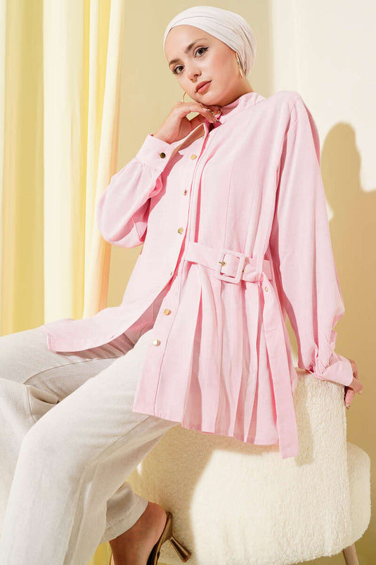 سترة وردية اللون بتفاصيل حزام وياقة القاضي