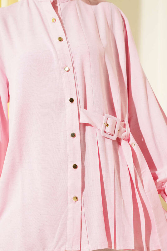 سترة وردية اللون بتفاصيل حزام وياقة القاضي