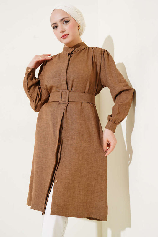 قميص بني طويل بحزام وياقة قاضية