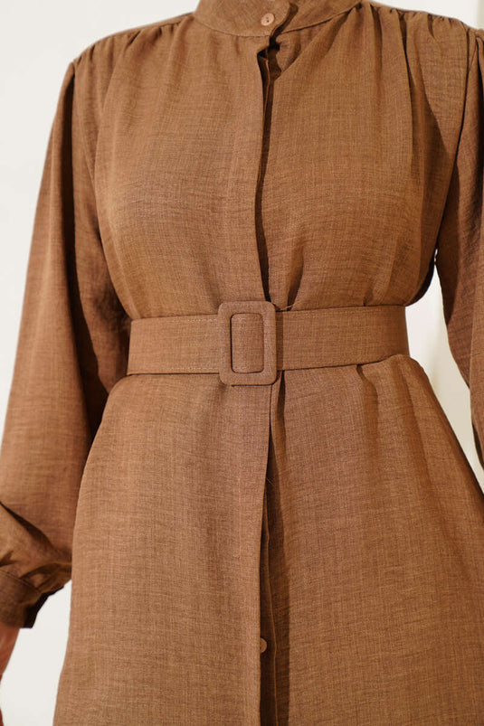 قميص بني طويل بحزام وياقة قاضية