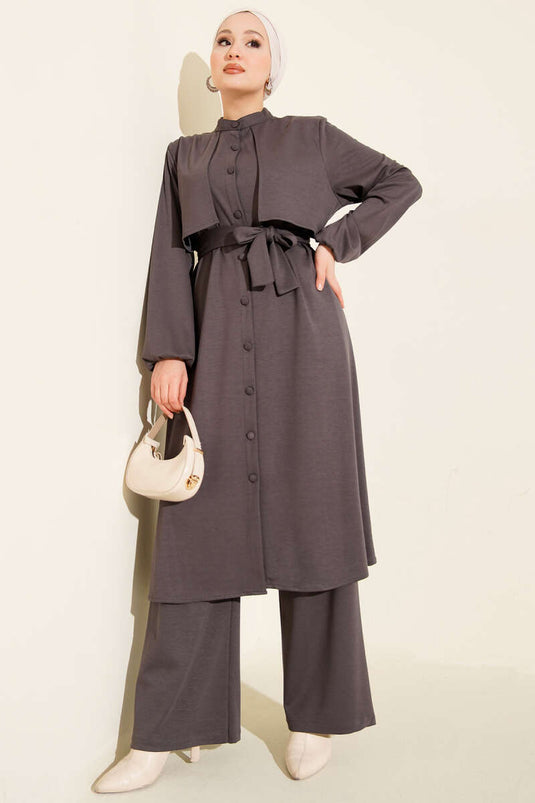 طقم ثنائي من قميص حكيم بياقة وعباءة بلون دخاني