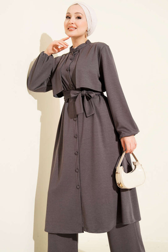 طقم ثنائي من قميص حكيم بياقة وعباءة بلون دخاني