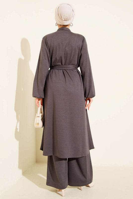 طقم ثنائي من قميص حكيم بياقة وعباءة بلون دخاني