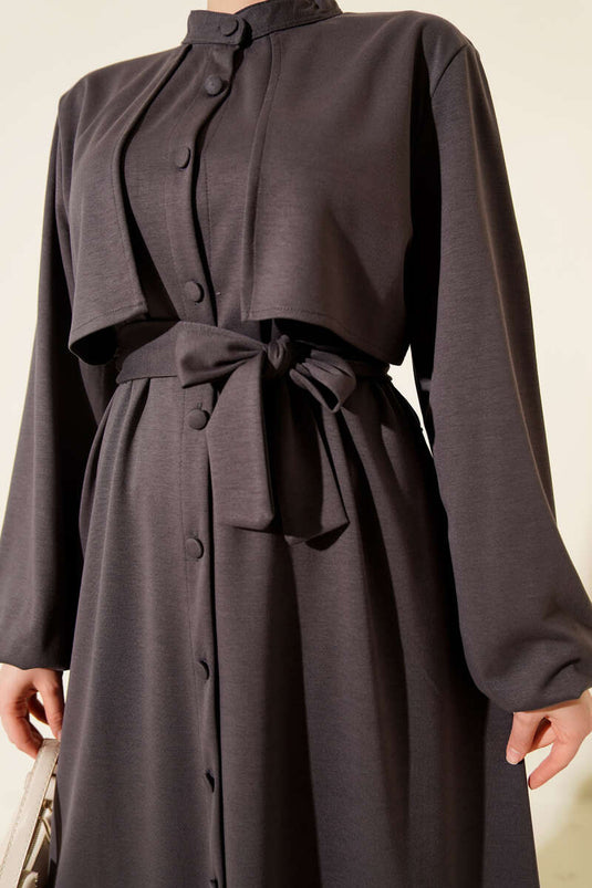 طقم ثنائي من قميص حكيم بياقة وعباءة بلون دخاني