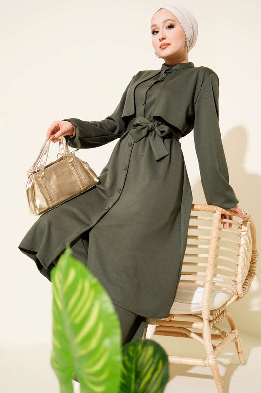طقم زوجي من القمصان بياقة حكيم مع عباءة باللون الأخضر الزيتوني