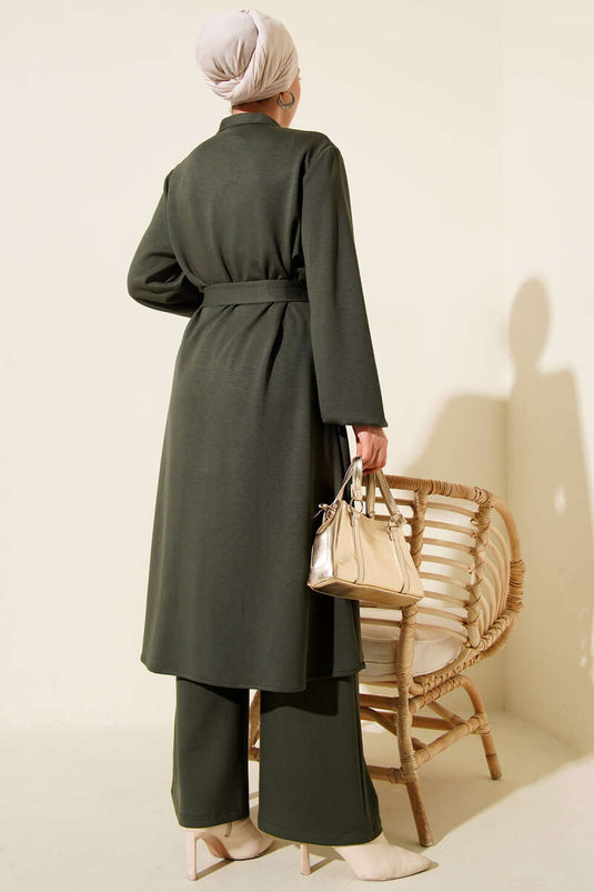 طقم زوجي من القمصان بياقة حكيم مع عباءة باللون الأخضر الزيتوني