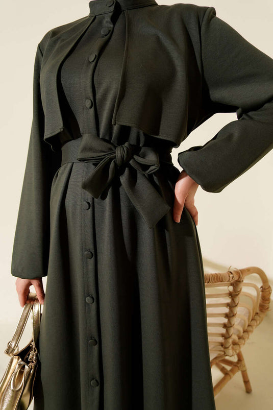 طقم زوجي من القمصان بياقة حكيم مع عباءة باللون الأخضر الزيتوني