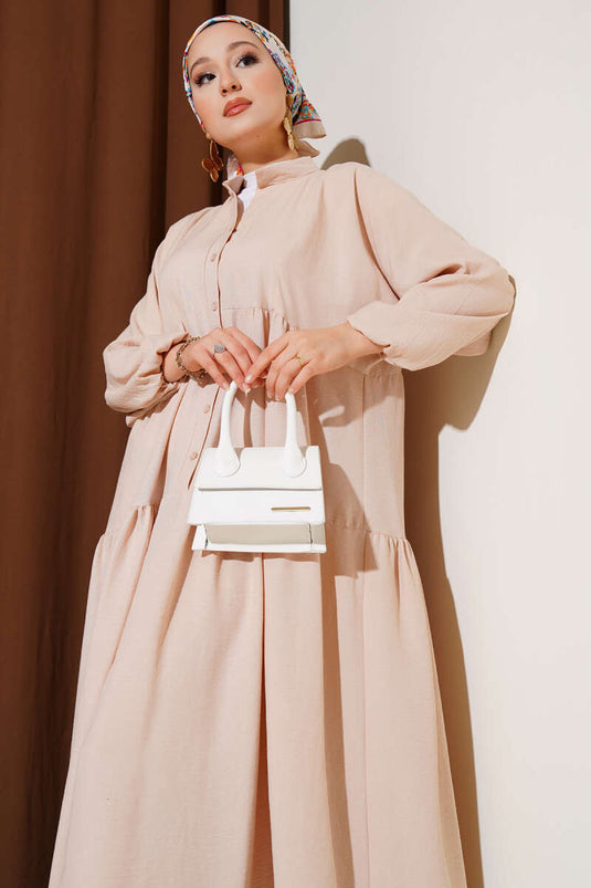 Robe beige à col mandarin et patte de boutonnage à mi-hauteur