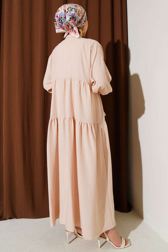 Robe beige à col mandarin et patte de boutonnage à mi-hauteur