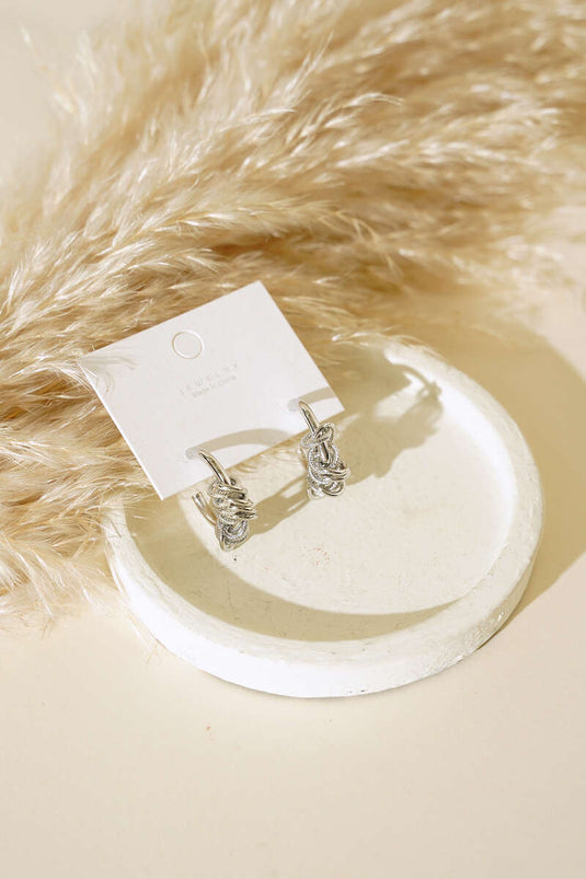 أقراط دائرية ملتوية فضية